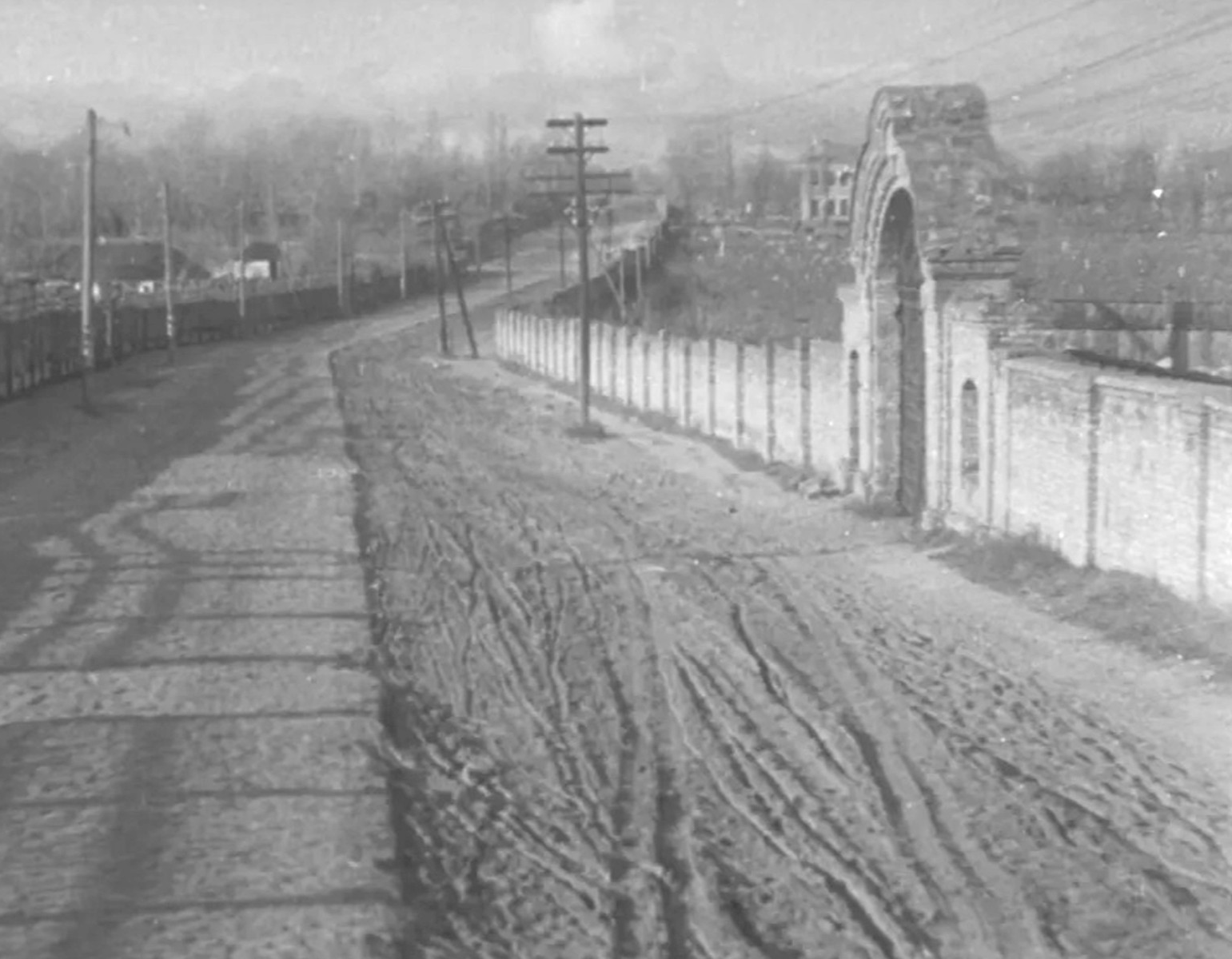 Стіна єврейського кладовища, вздовж вулиці Дорогожицької, 1943, © TsDKFFA