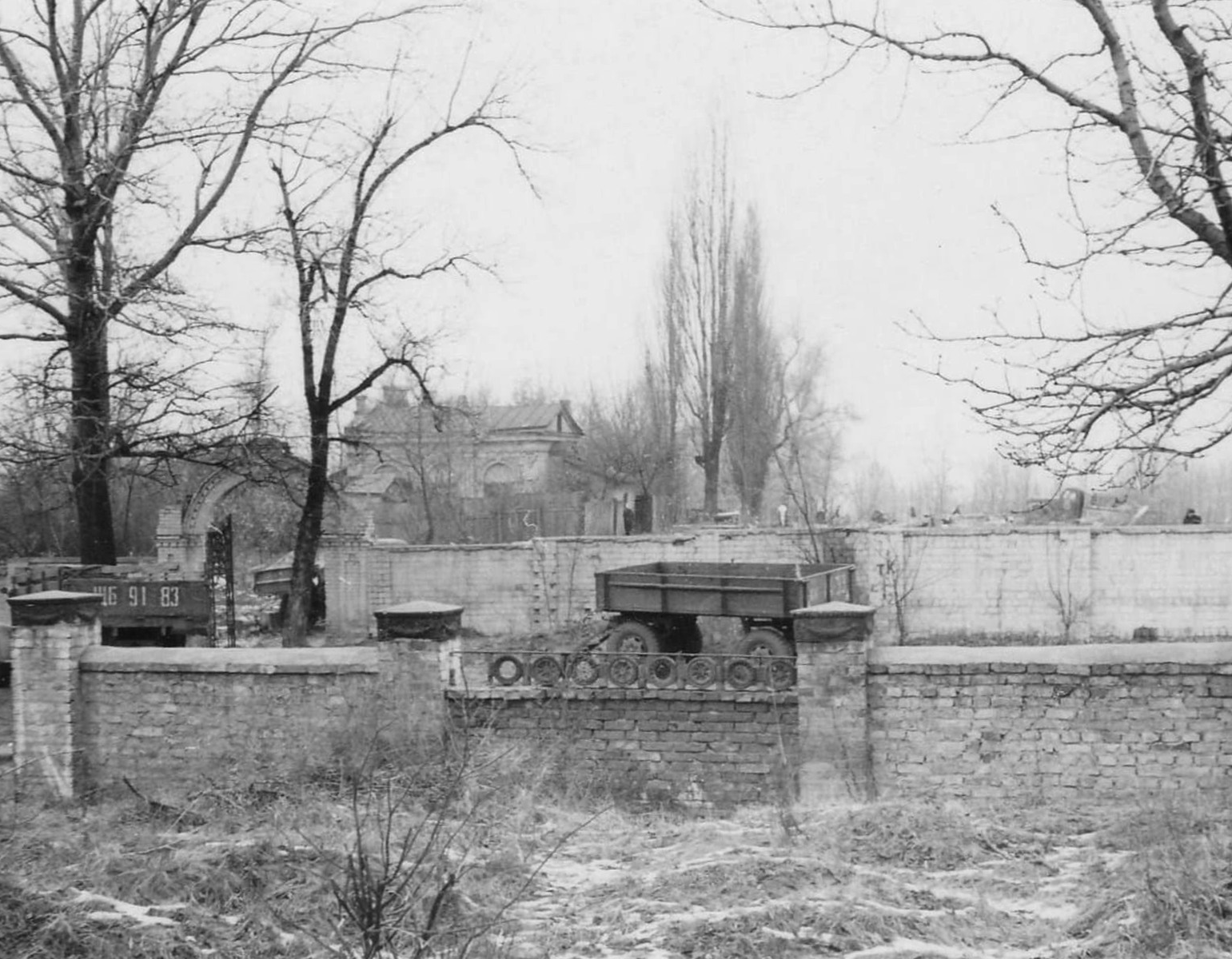 Ворота і стіна кладовища © Фотозагадки Києва з минулого (Facebook)